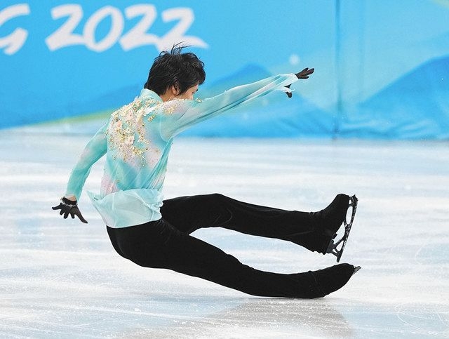 羽生結弦在北京冬奧中完成四周半跳成績，卻遺憾在最後跌倒