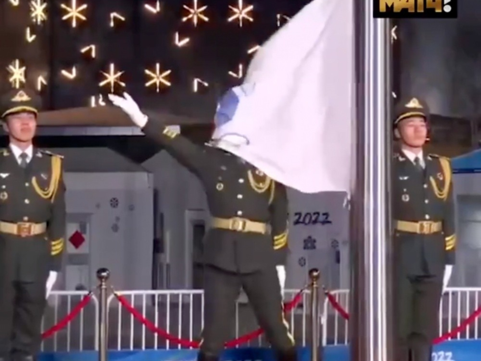 冬奧 / 中國升旗手在開幕式「凸槌」，整面旗幟直接蓋住頭，網友們紛紛表示：讓我們懷念他…