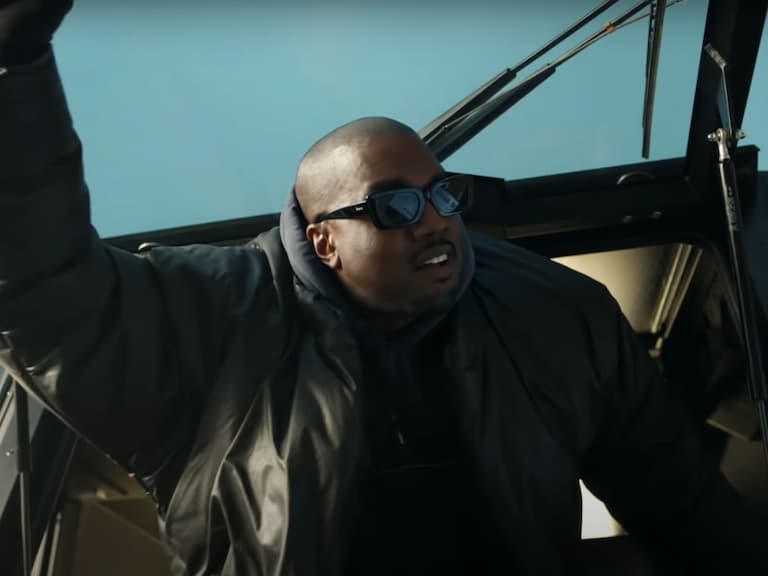 Kanye West 浮誇出鏡麥當勞廣告！開著超帥黑魂 Russian Sherp ATV 演繹點餐時的超猶豫時刻！