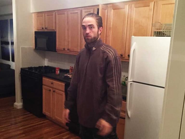 羅伯派汀森 Robert Pattinson 超反差糟糕造型回顧:時尚災難首映西裝、驚悚髮型一覽!