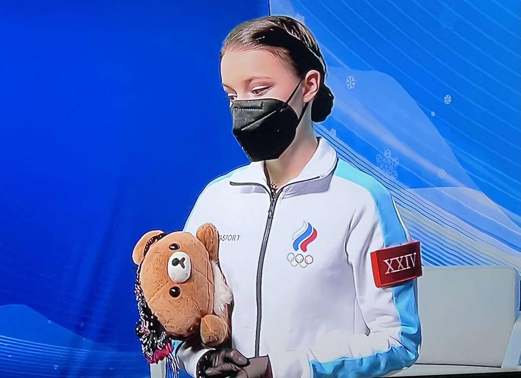 Anna Shcherbakova 確定拿下北京冬奧金牌賽後拿著拉拉熊的模樣