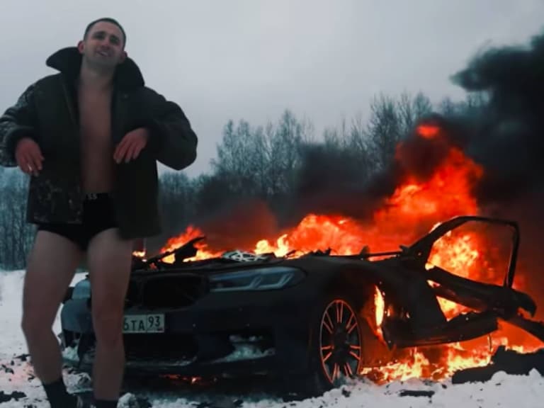俄羅斯網紅 Mikhail Litvin 炸毀 700 萬 BMW M5 豪車，邊吃香腸、炫耀 LV 外套引爭議