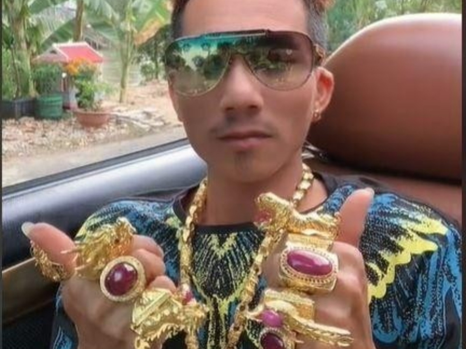 越南「炫富網紅」靠賣蜥蜴致富，不僅把愛車鍍金，還每天戴 2 KG 金飾出門！
