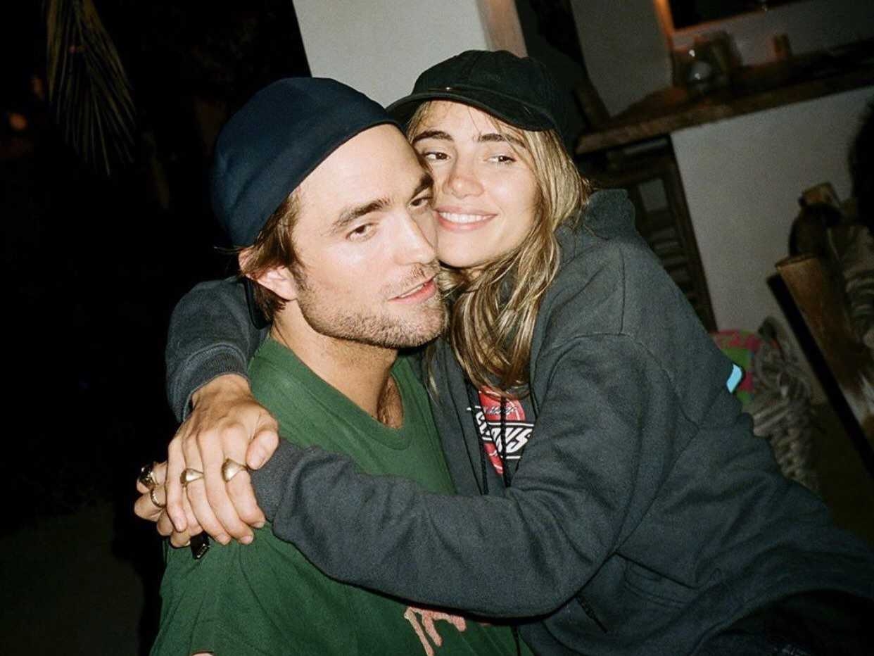 蝙蝠俠 Robert Pattinson 女友映後溫暖舉動讓他超有自信，更直呼：「她覺得我很性感！」