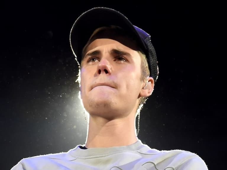 小賈斯汀 Justin Bieber 確診新冠肺炎！巡迴演唱才唱 1 場，中斷急喊卡！