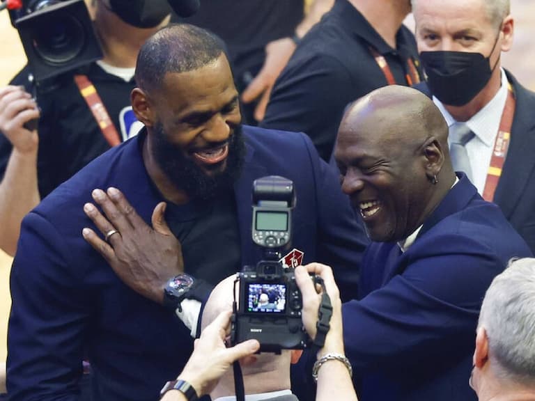NBA/Jordan 驚喜現身全明星賽成全場焦點,嗆:「要和魔術強森一打一」讓網笑翻!