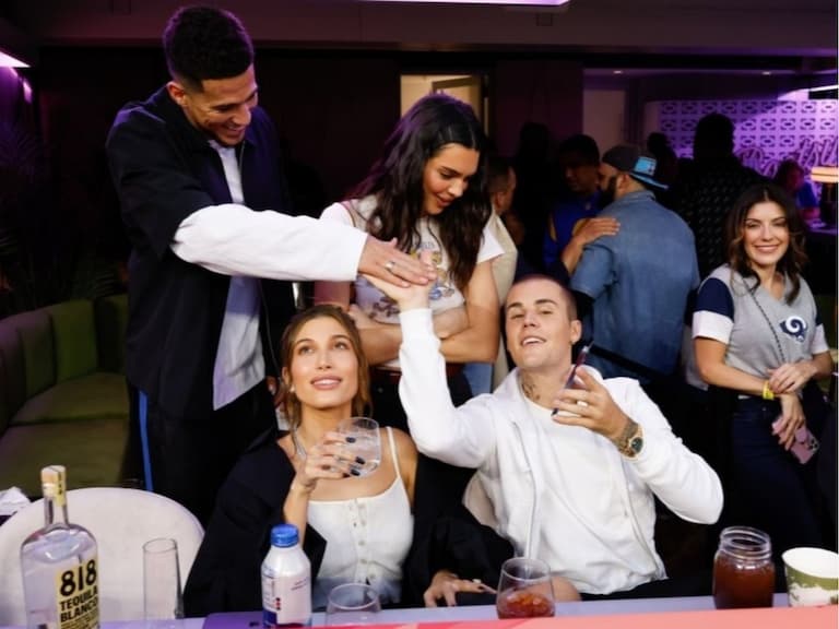 Kendall Jenner 與閨蜜 Hailey Bieber 攜伴現身超級盃,Double Date 互動超甜蜜!