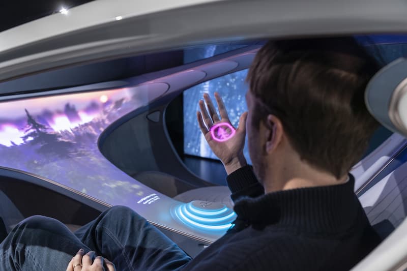Vision AVTR 車室內部只需駕駛經過生物辨識，就能啟動中央扶手操控，車內的 T 形中控台相當醒目