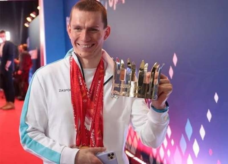 拿下 3 金 1 銀 1 銅的越野滑雪選手 Alexander Bolshunov 回國在慶功典禮上被授予「王冠」