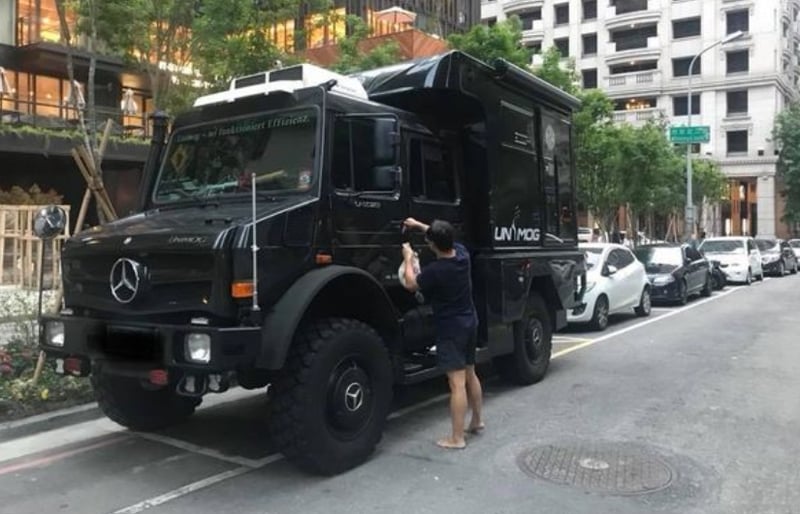 牙醫師車主赤腳整理霸王級賓士 Unimog U5023