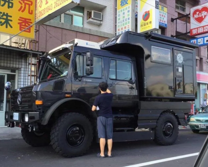 同一位牙醫師車主更有另一台 Unimog U4000 巨無霸賓士