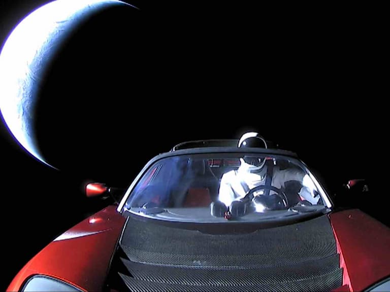 馬斯克把特斯拉 Roadster 跑車送到太空 4 年,現已繞太陽 2.6 圈、里程數達 32 億公里!