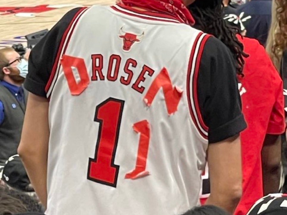 NBA／國外球迷打造超陽春「DeRozan」芝加哥公牛球衣，竟然是用 Rose 來改製！
