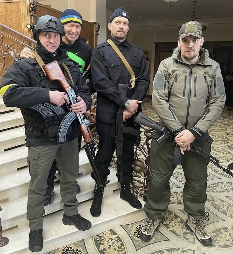 Oleksandr Usyk 穿著軍服、拿起步槍參戰（中）