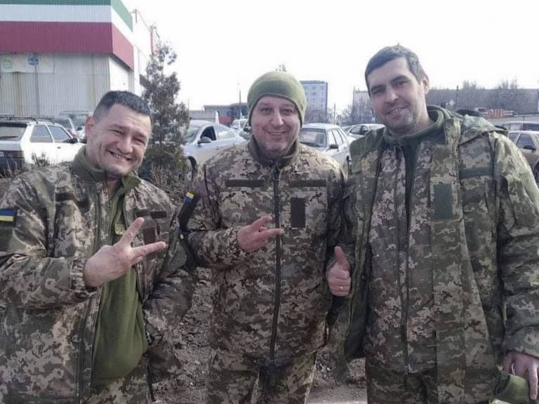 歐冠教練 Yuriy Vernydub 加入烏克蘭武裝部隊，「脫西裝、穿軍服」大嗆：「我已經 56 歲了，我該怕誰？」