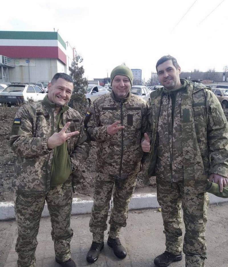 教練 Yuriy Vernydub 回烏克蘭睡一晚後，就入伍從軍