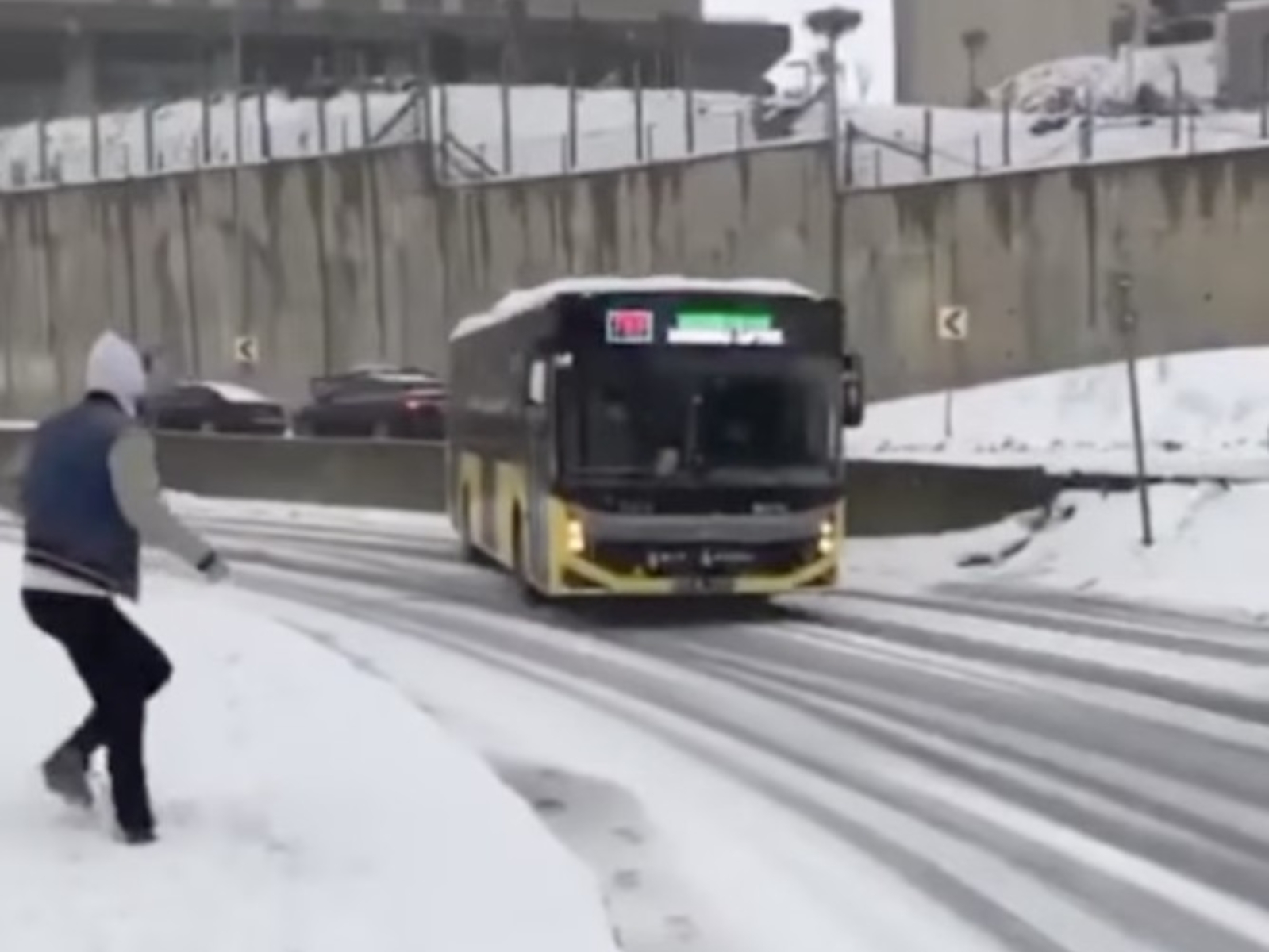 國外公車雪地遇打滑，司機超神「飄移過彎」引全網讚嘆！
