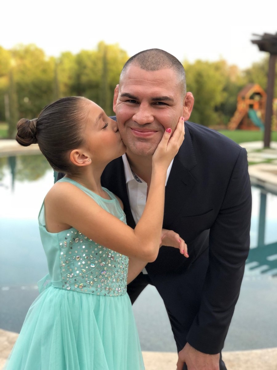 Cain Velasquez 與他的女兒（非當事人）