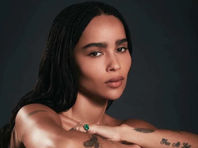 《蝙蝠俠》「貓女」柔伊克拉維茲 Zoë Kravitz 5 件事:繼父是水行俠、為了演貓女學貓喝奶!