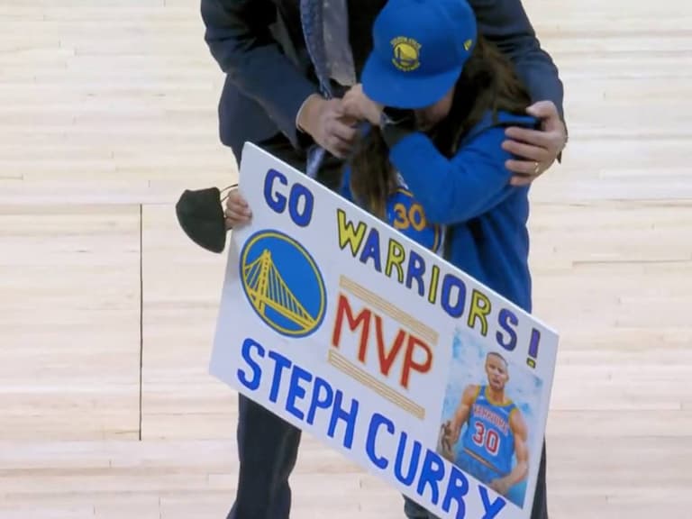 NBA/勇士 Steph Curry 休戰未上場,小球迷存錢三年「只為見偶像一面」當場落淚痛哭!