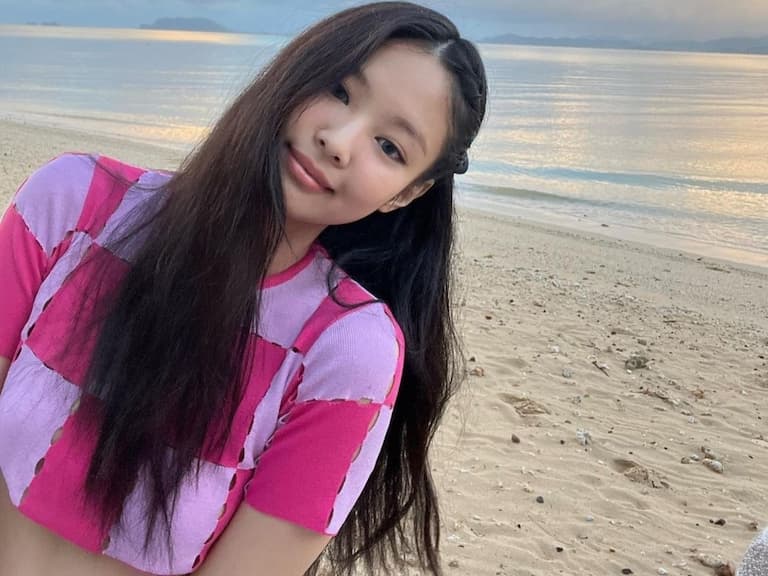 BLACKPINK JENNIE 穿粉色套裝熱舞，火辣身材到引網暴動！2 招瘦腰技巧一拳公開～
