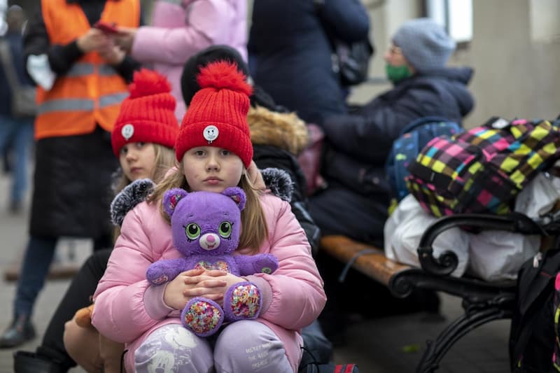 聯合國兒童基金會在近期發布報告，因烏克蘭與俄羅斯戰爭，有數百萬人逃離家園，而大約有一半流離失所的人是兒童，其中，又有許多是無人陪伴或與家人走失。