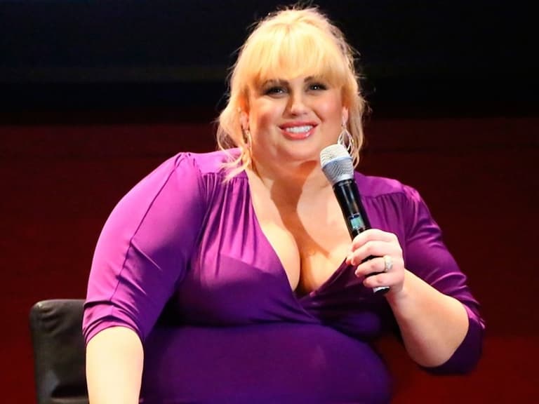 「胖艾美」瑞貝爾威爾森 Rebel Wilson 出席頒獎典禮,曝瘦身原因:「為了羅伯派汀森? 」