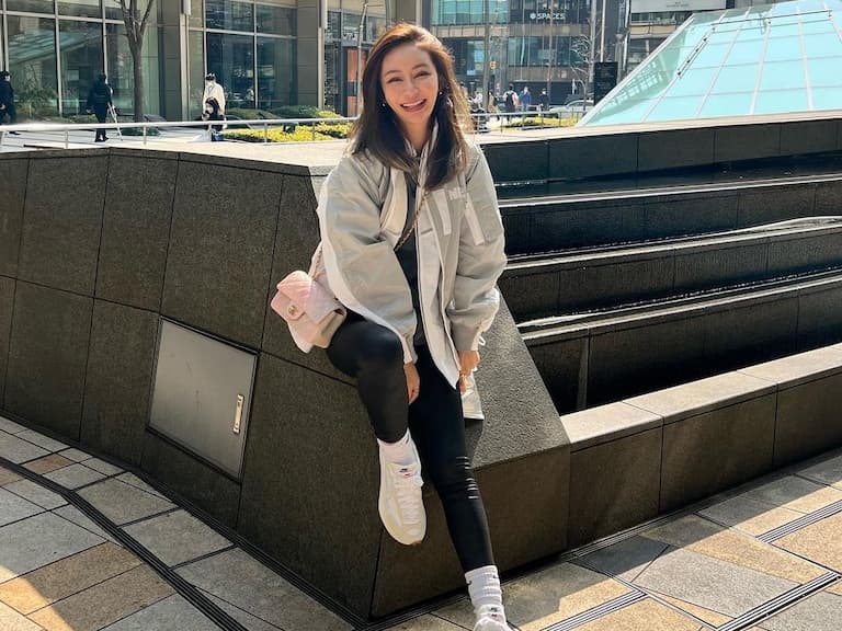 Sacai x Nike、New Balance 327 等 5 款春夏「淡柔色」球鞋推薦，氣質女神都穿這款！
