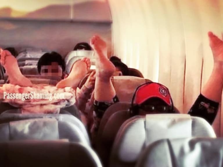 獵奇 IG 帳號「passengershaming」搜集大眾運輸上的奇人軼事，雙人瑜伽、健身⋯竟還有人用燈加熱披薩？！