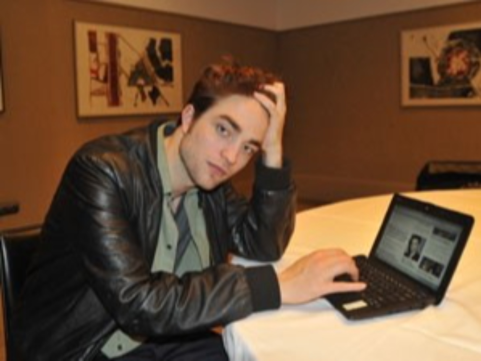 羅伯派汀森 Robert Pattinson 自爆開小帳罵黑粉，「這種」回覆都他回的！