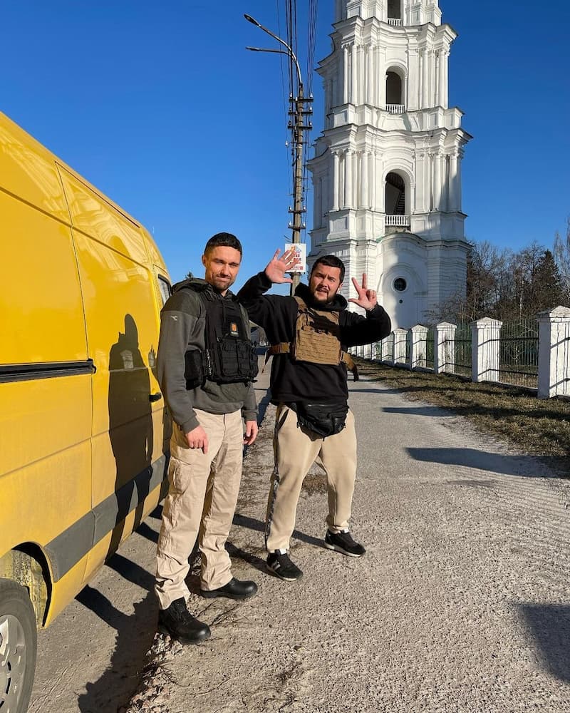 Alexandr Dolgopolov 與朋友穿上防彈背心，留在基輔保護家園