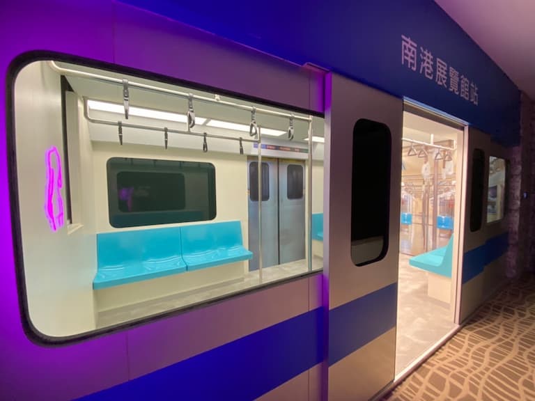 新北汽車旅館推出 27 種超狂實境主題房，捷運、教室、醫院、電影院⋯等全都可以色色！