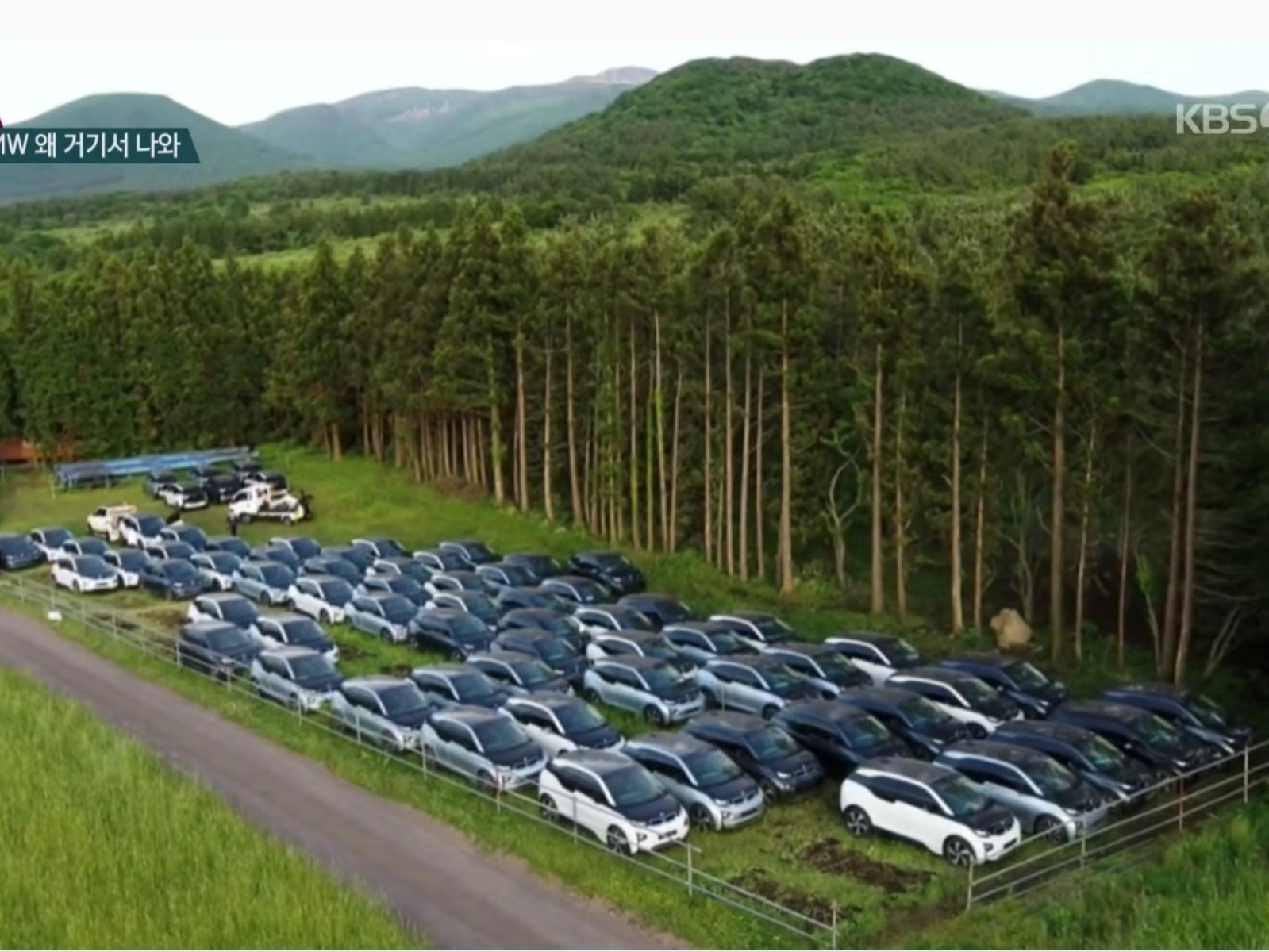 韓國驚見超過 50 台 BMW i3 被棄之於空地上，壯觀場景宛如「汽車牧場」！