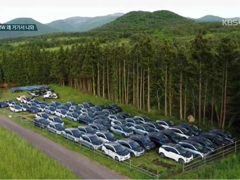 韓國驚見超過 50 台 BMW i3 被棄之於空地上,壯觀場景宛如「汽車牧場」!