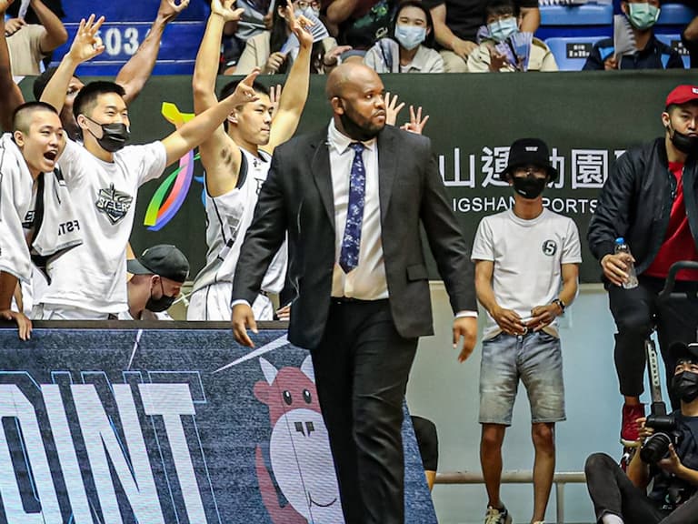 PLG／P. LEAGUE+  高雄鋼鐵人開除外籍教練貝瑞，大批球迷怒喊：「很認真的教練居然被炒了」