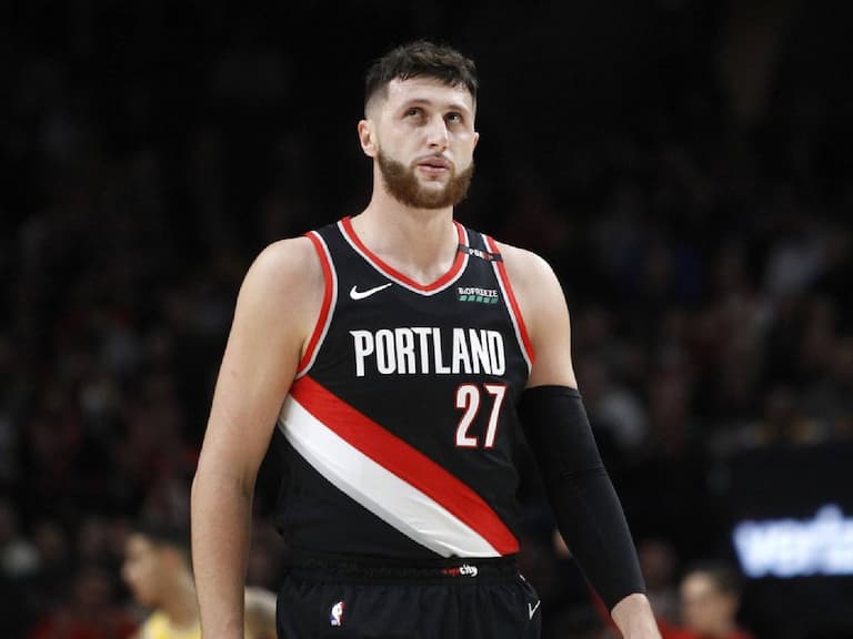 NBA/拓荒者中鋒 Jusuf Nurkic 疑似不滿被叫垃圾,直接「搶走球迷手機並丟掉」引網友撻伐!
