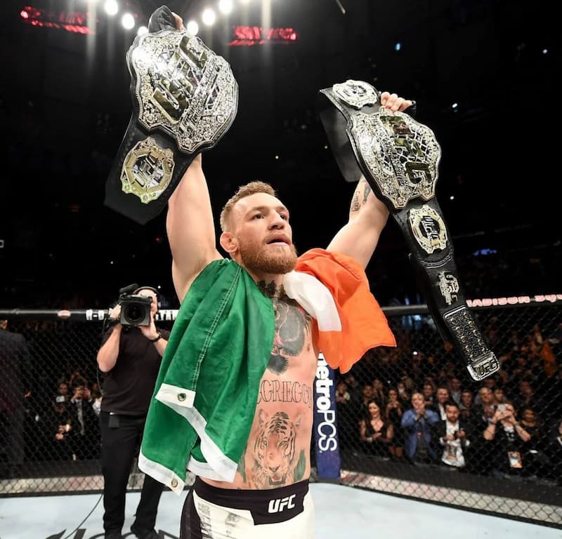 過去曾拿下輕量級、羽量級冠軍的 Conor McGregor，是 UFC 史上第一位在不同級別仍擁有兩冠的選手