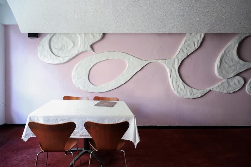 波麗路西餐廳牆上有優美的雲朵浮雕