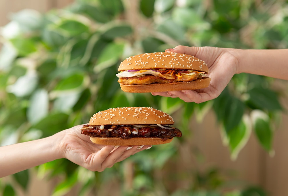 麥當勞神級美味「板烤鷄腿堡」、「烤汁豬排堡」3/23 強勢回歸，三麗鷗聯名「甜心卡」同步開賣！