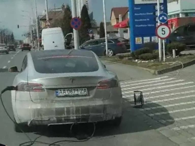 開特斯拉 Model S 電動車從烏克蘭逃到羅馬尼亞，卻在加油站「拉延長線充電」！
