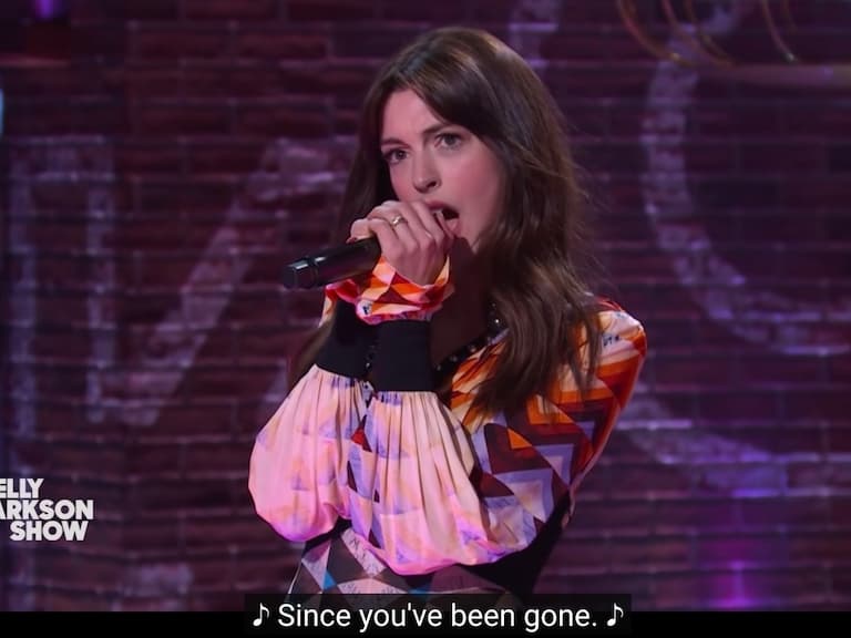 安海瑟薇 Anne Hathaway 節目現場飆唱經典神曲〈Since You Been Gone〉，超狂高音嚇得原唱秒跪地！