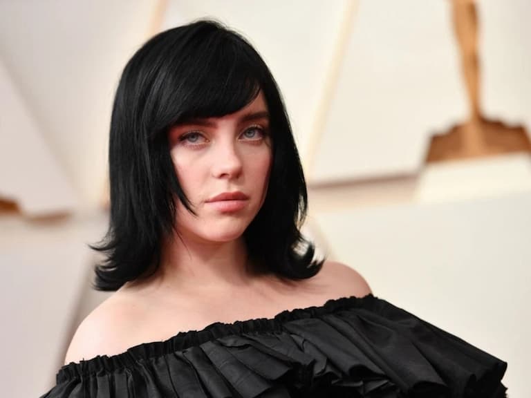 【2022 奧斯卡】怪奇比莉 Billie Eilish 小露蜜汁香肩,化身氣質女神美爆全場!
