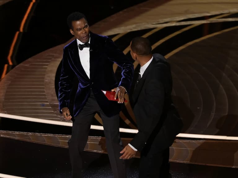 【2022 奧斯卡】威爾史密斯 Will Smith 不滿太太被開玩笑，直接在現場「火大上台揍人」！