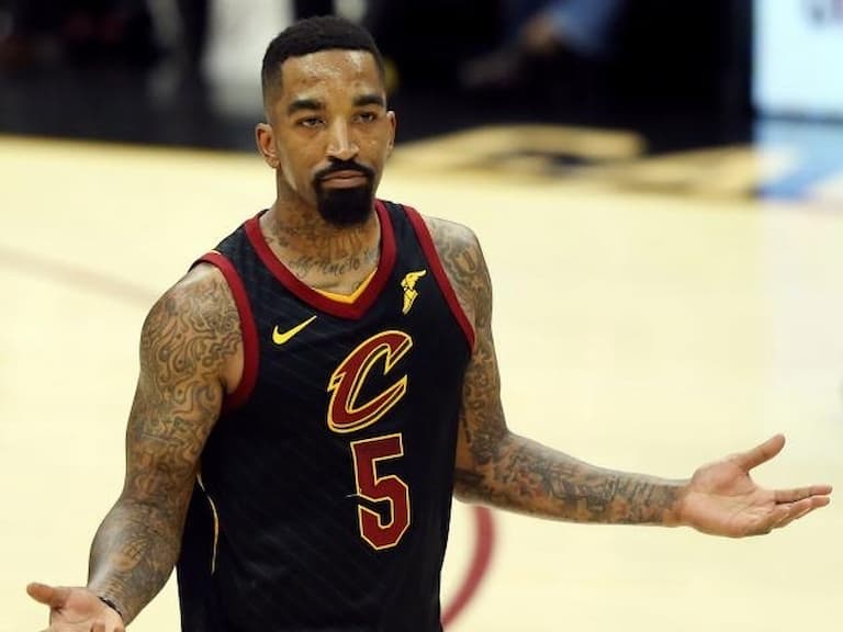 前 NBA 球星 J.R. Smith 秀出大學超高分成績單,竟引來網友底下留言開酸:「用 Excel 改成績騙人!」