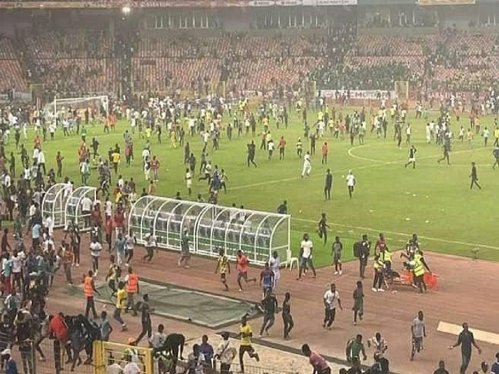 奈及利亞無緣 2022 世界盃足球賽，球迷不滿直接「拆球場、打人、砸車」引發大規模暴動！