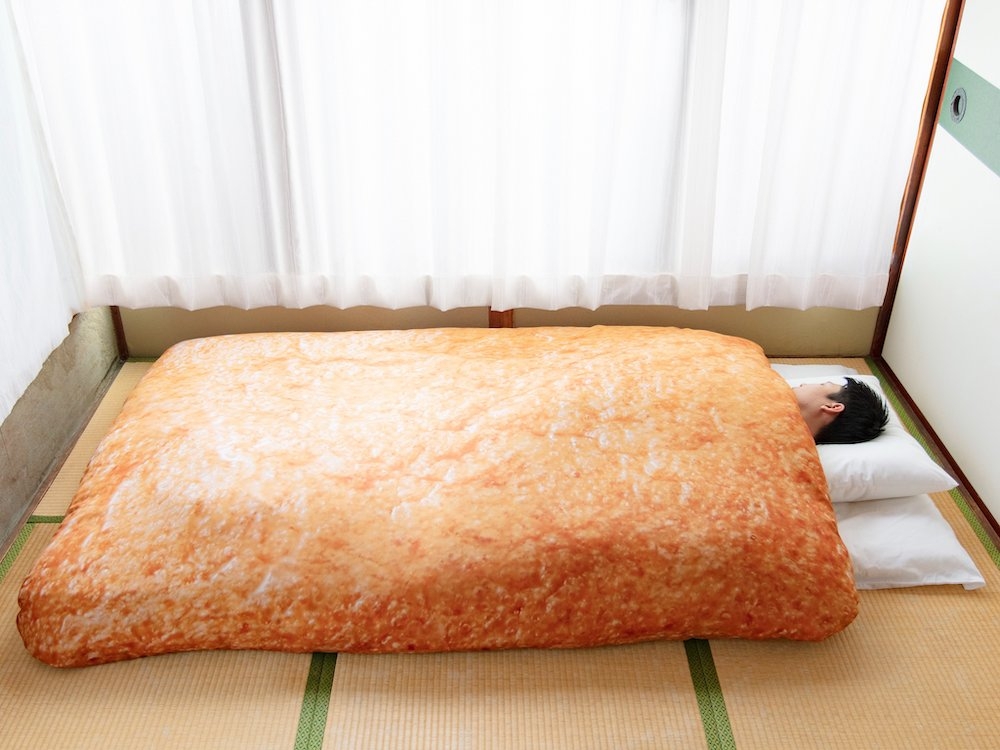 日本咚兵衛泡麵推出超逼真「豆皮棉被」，讓你體驗被豆皮包覆的極致觸感！