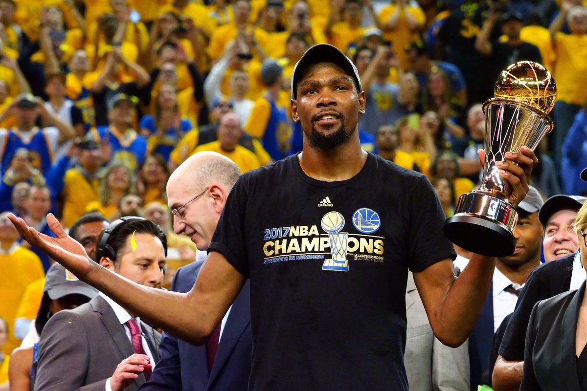 Kevin Durant 曾與勇士殺進總冠軍賽，並拿下兩座冠軍獎盃、兩次總決賽 MVP 殊榮，更在 2019 年總決賽帶傷上陣，導致韌帶斷裂，拼戰精神令不少人敬佩
