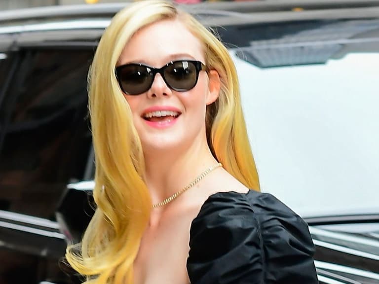 艾兒芬妮 Elle Fanning 穿黑色開衩公主裙現身街頭,仙女氣息迷倒全場!