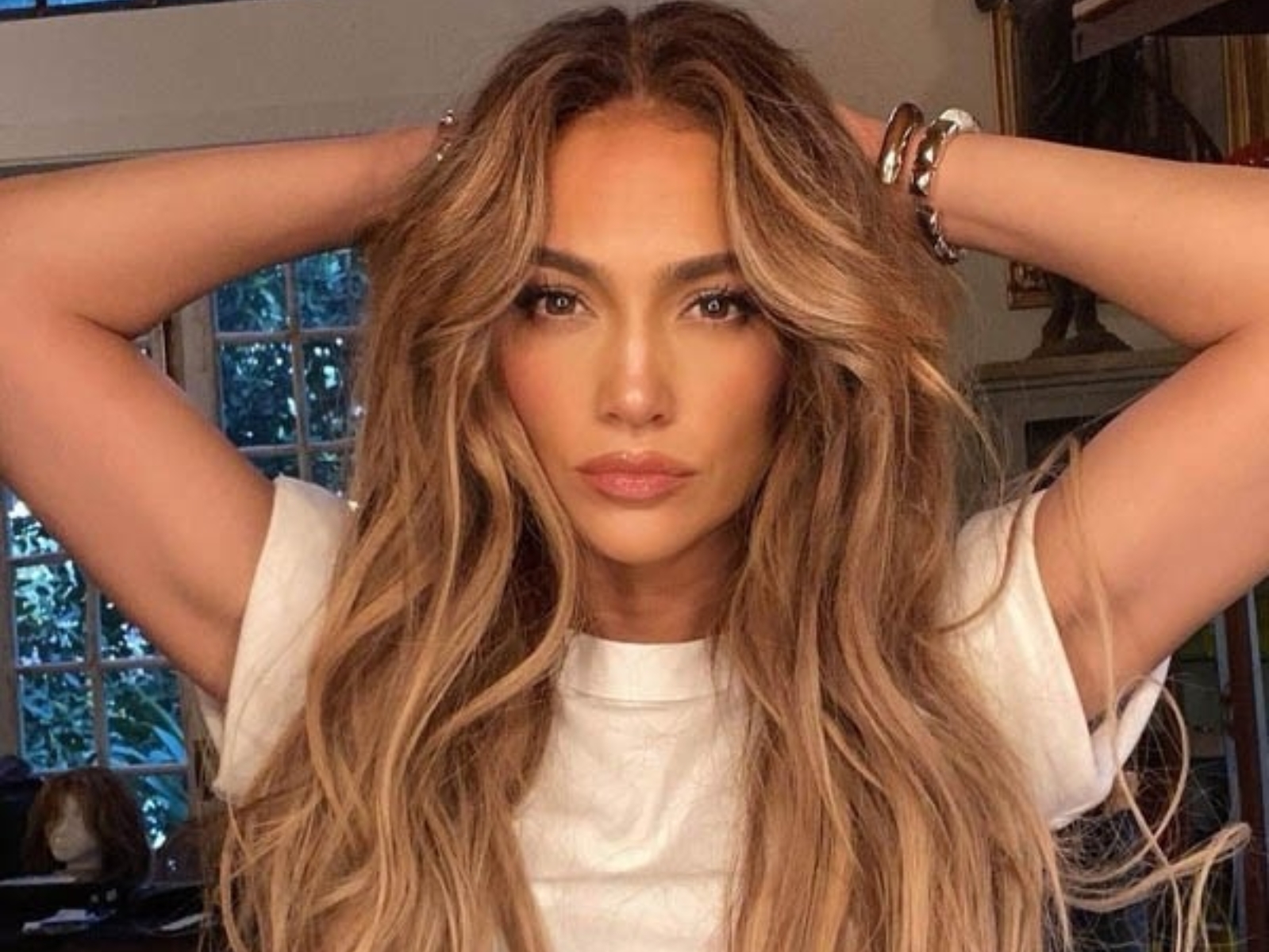 珍妮佛羅培茲 Jennifer Lopez 曬素顏，零皺紋根本不像 54 歲：「這肌膚 OMG！」
