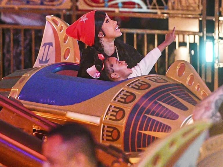 Cardi B 與女兒被捕獲現身迪士尼!貼身保鑣被逼著坐遊樂設施同樂,一臉「眼神死」表情逗樂網友!